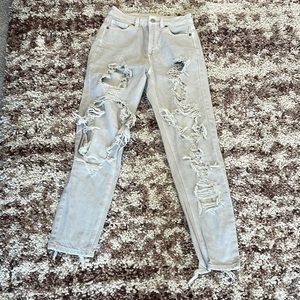 Mom jean style ripped jeans. Size double zero but will fit a 0-1. Light grey. AE